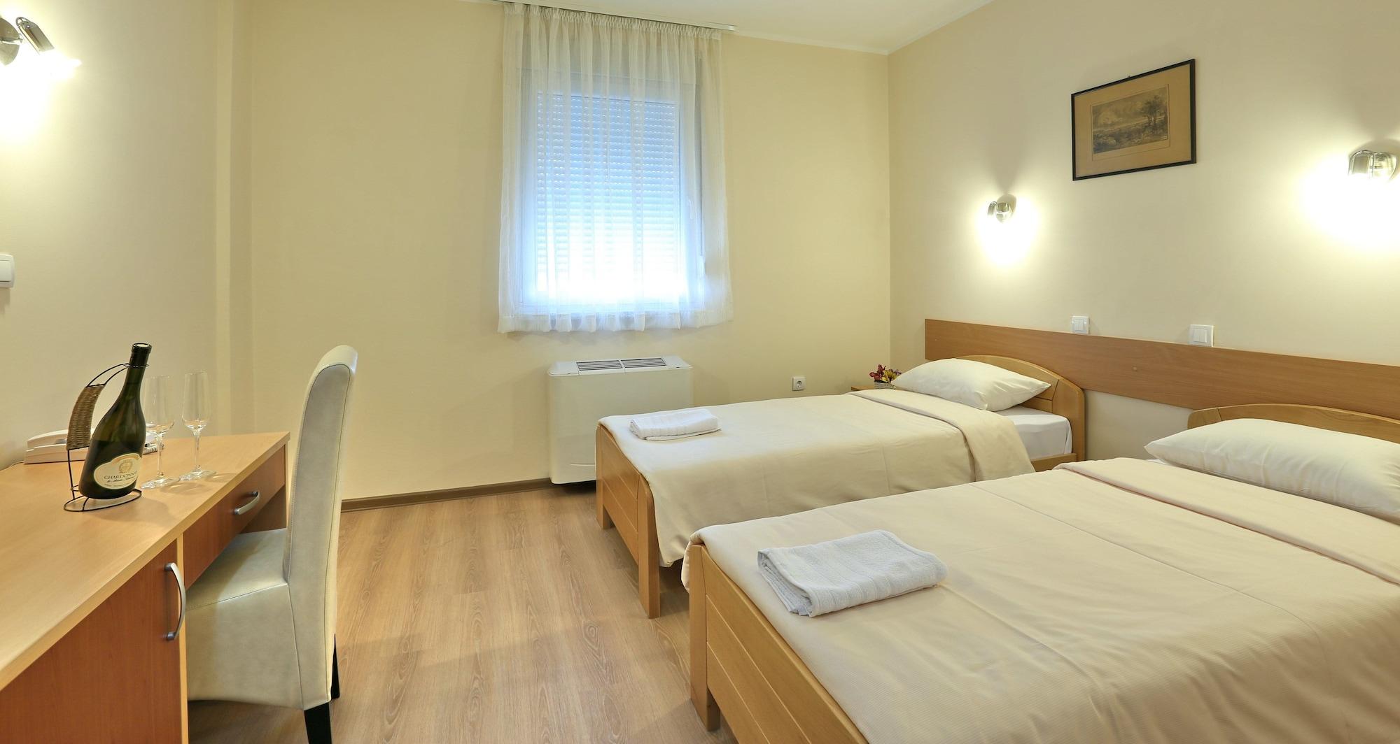 Hotel Novella Uno Novi Banovci Buitenkant foto