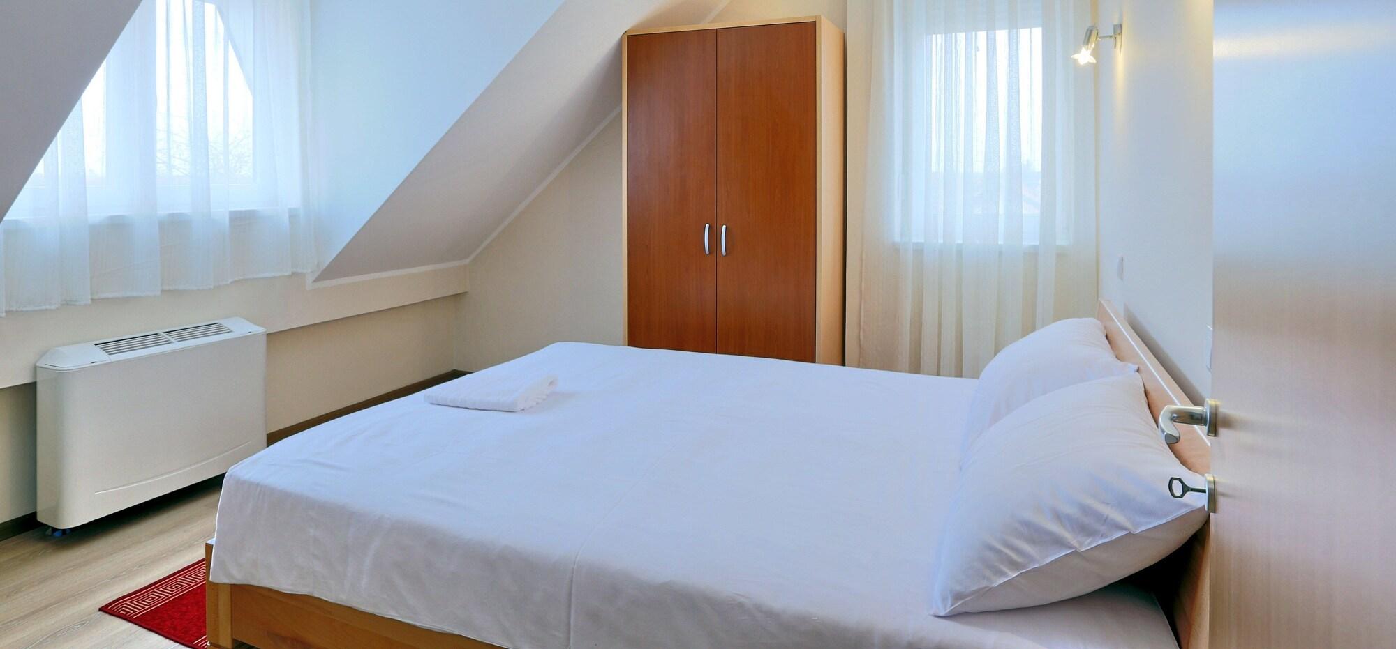 Hotel Novella Uno Novi Banovci Buitenkant foto