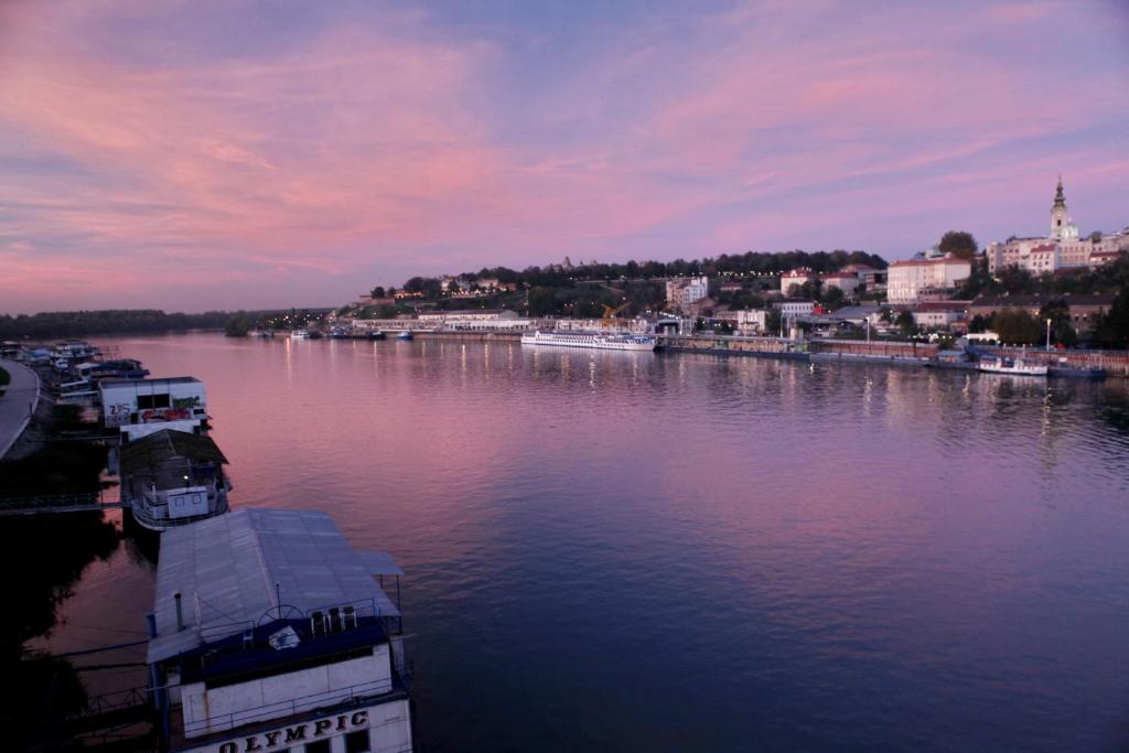 Hotel Novella Uno Novi Banovci Buitenkant foto