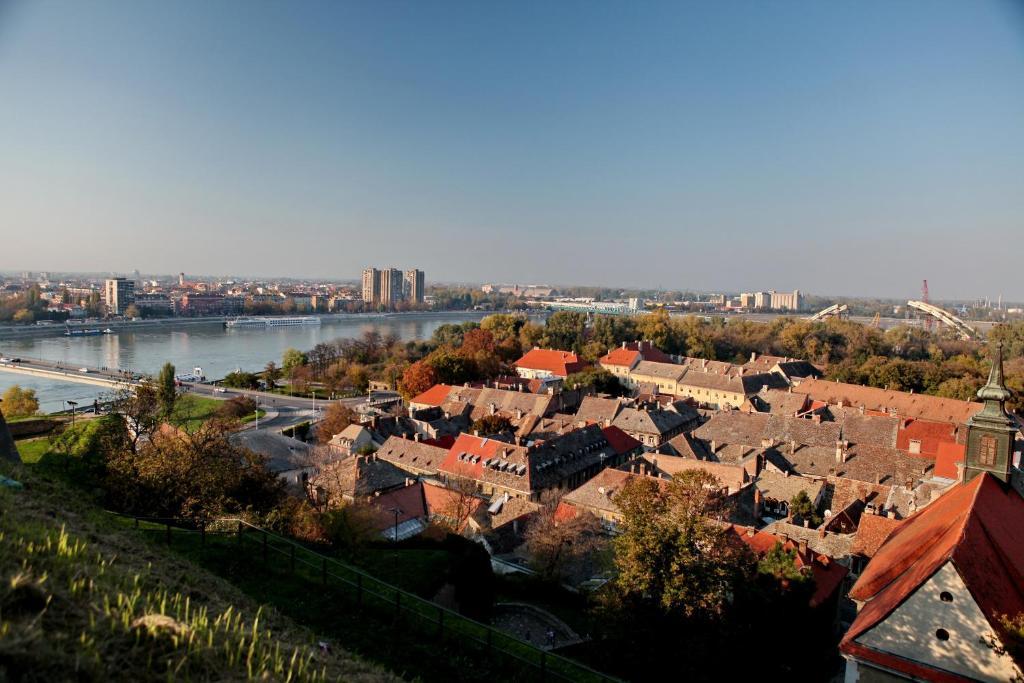 Hotel Novella Uno Novi Banovci Buitenkant foto