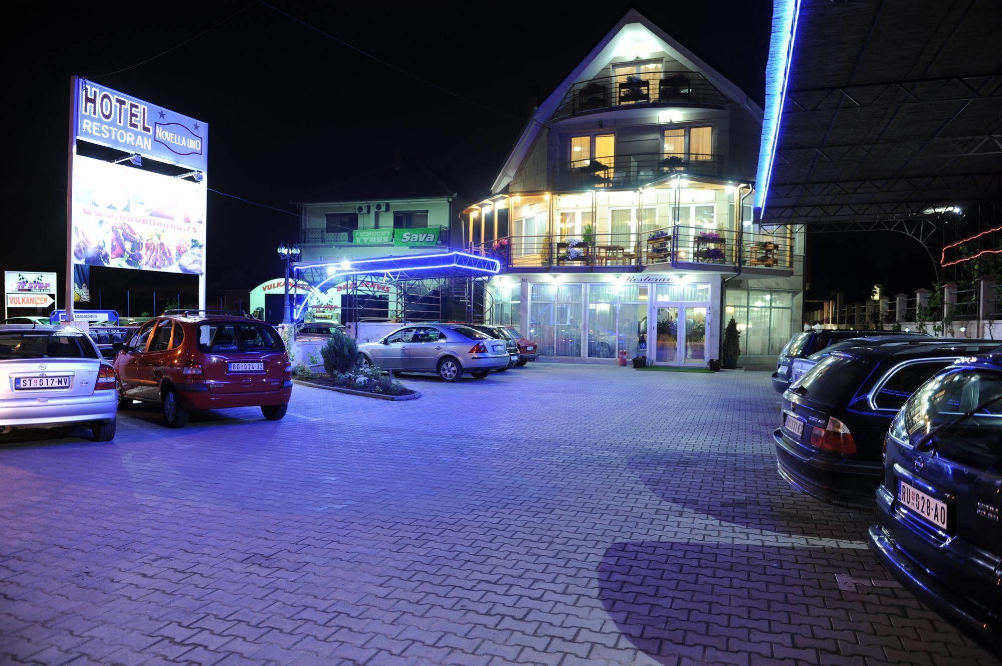 Hotel Novella Uno Novi Banovci Buitenkant foto