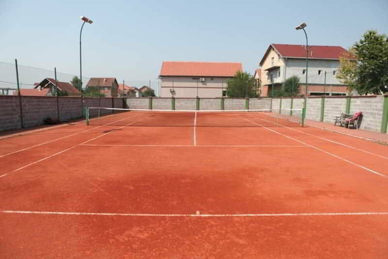 Hotel Novella Uno Novi Banovci Buitenkant foto